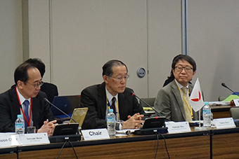(左)和田FNCA日本コーディネーター(中央)岡原子力委員長(右)佐野原子力委員