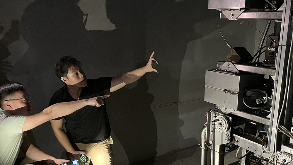 �e�N�j�J���r�W�b�g�̗l�q