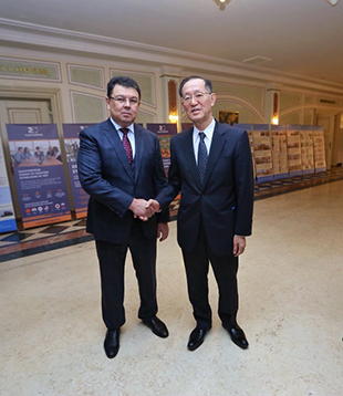 Mr Bozumbayev (left) and Dr Oka (right)