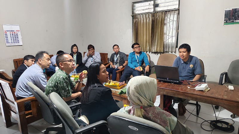 �e�N�j�J���r�W�b�g�̗l�q