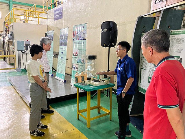 �e�N�j�J���r�W�b�g�̗l�q