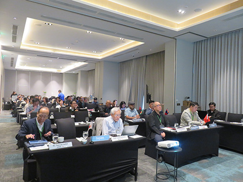 �I�[�v���Z�~�i�[�̗l�q