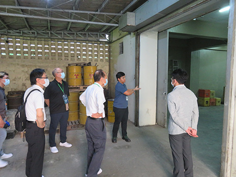 �e�N�j�J���r�W�b�g�̗l�q